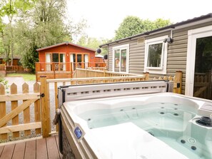 Bañera de hidromasaje al aire libre