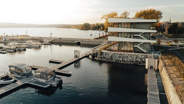 A modern building with a dock and boats. - La Capitainerie - Marina - 304 - Bord de l'eau (Lac-Mégantic)