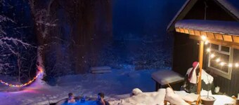 Bees Knees - King Suite, Sauna & Cold Plunge