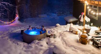 Bees Knees - King Suite, Sauna & Cold Plunge