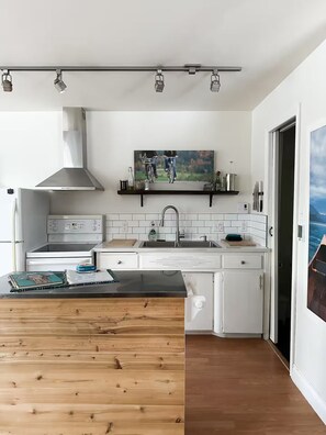 Fridge, oven, coffee/tea maker, electric kettle
