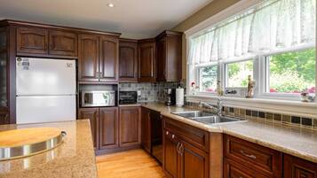 KylskÄp, mikrovÄgsugn, ugn och spishÀll