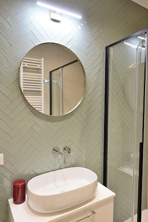 Appartement | Salle de bain | Douche, sèche-cheveux, serviettes fournies, savon