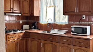 Microondas, horno, placa de cocina