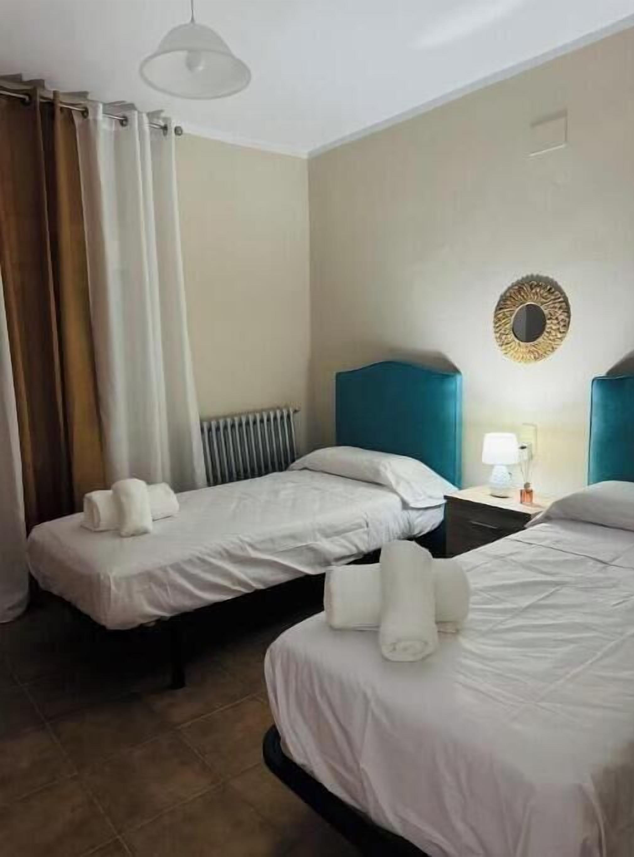 3 habitaciones, tabla de planchar con plancha y cuna de viaje 