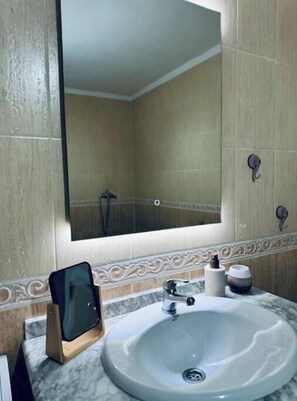 Sèche-cheveux, bidet, serviettes fournies, savon