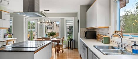 Køleskab, mikrobølgeovn, ovn, kogeplade