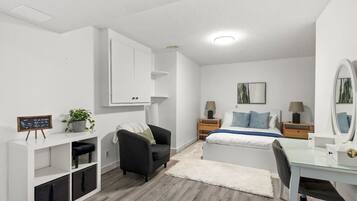 4 bedrooms, desk, WiFi, bed sheets