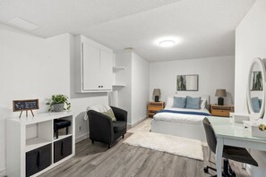 4 bedrooms, desk, WiFi, bed sheets