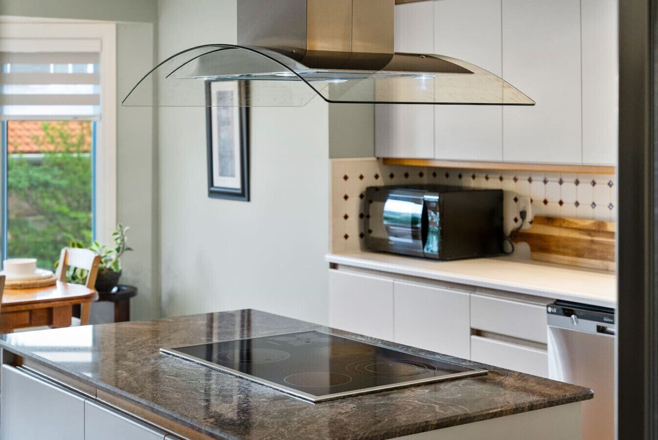 Réfrigérateur, four à micro-ondes, un four, surface de cuisson