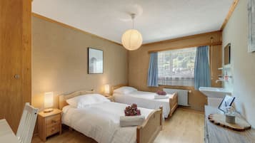 Twin Room, Shared Bathroom | Free cribs/infant beds, free WiFi, bed sheets
