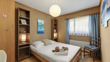 Double Room, Shared Bathroom | Free cribs/infant beds, free WiFi, bed sheets