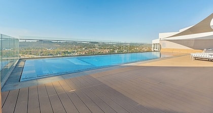 Menlyn Maine Luxury Studio|Free Parking|24hr Concierge|King Bed