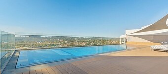 Menlyn Maine Luxury Studio|Free Parking|24hr Concierge|King Bed