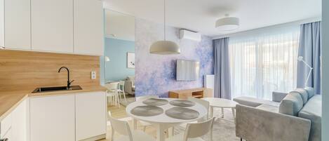 Deluxe Apartment, Courtyard View