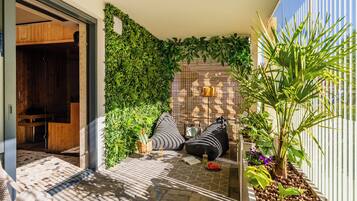 Hot tub, steam room, massages