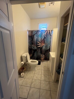 Haartrockner, Handtücher, Seife, Toilettenpapier