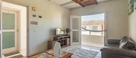 Basic Apartment | Living area