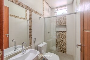 Basic Apartment | Bathroom | Shower
