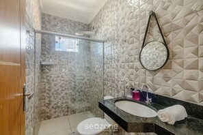 Basic Apartment | Bathroom