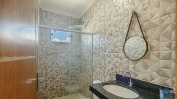 Apartamento básico | Banheiro | Chuveiro