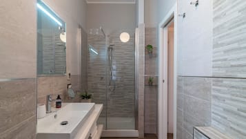 Doccia, asciugacapelli, bidet, asciugamani