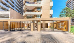 A gated entrance to a residential building with multiple balconies and a brick facade. - Sea View Apartment 190m From the Beach Bsr0203 (Ilhéus)