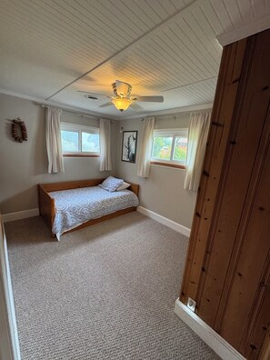 4 bedrooms, WiFi, bed sheets