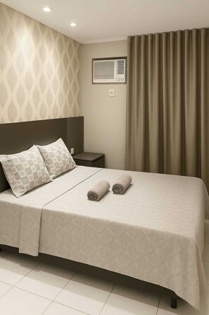 2 bedrooms, iron/ironing board, internet