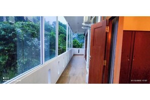 Interior - Villa Tanzanite Hikkaduwa - King Room with Balcony (Hikkaduwa)