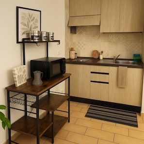 Réfrigérateur, micro-ondes, plaque de cuisson, cafetière/bouilloire