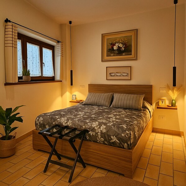 1 chambre, bureau, fer et planche à repasser, lit parapluie