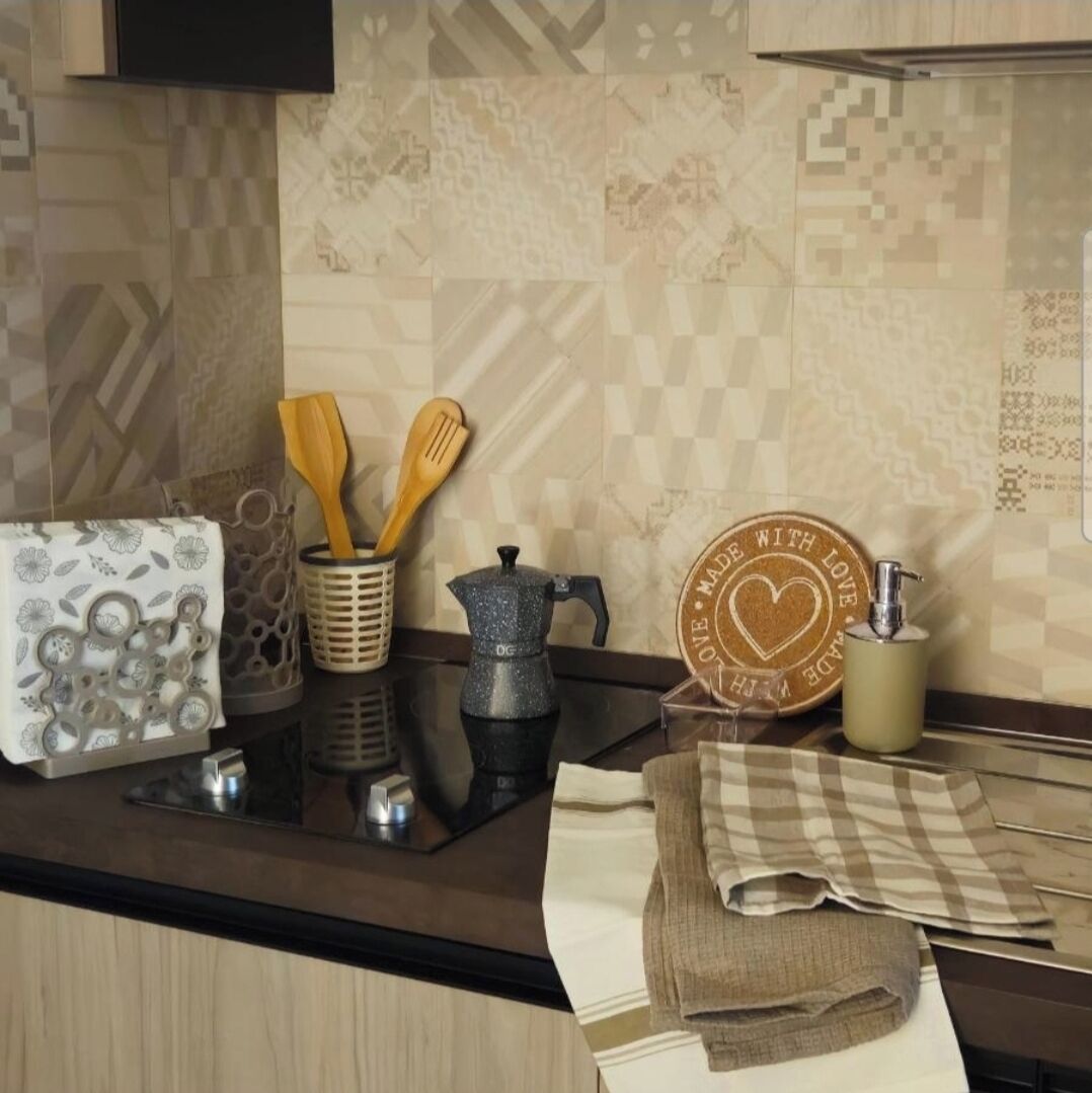 Kühlschrank, Mikrowelle, Herdplatte, Wasserkocher mit Kaffee-/Teezubehör