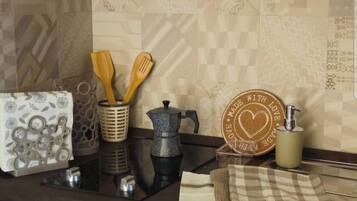 Kjøleskap, mikrobølgeovn, kokeplater og kaffetrakter/tekoker