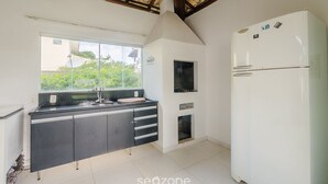 Una cocina con ventana, refrigerador y pileta.