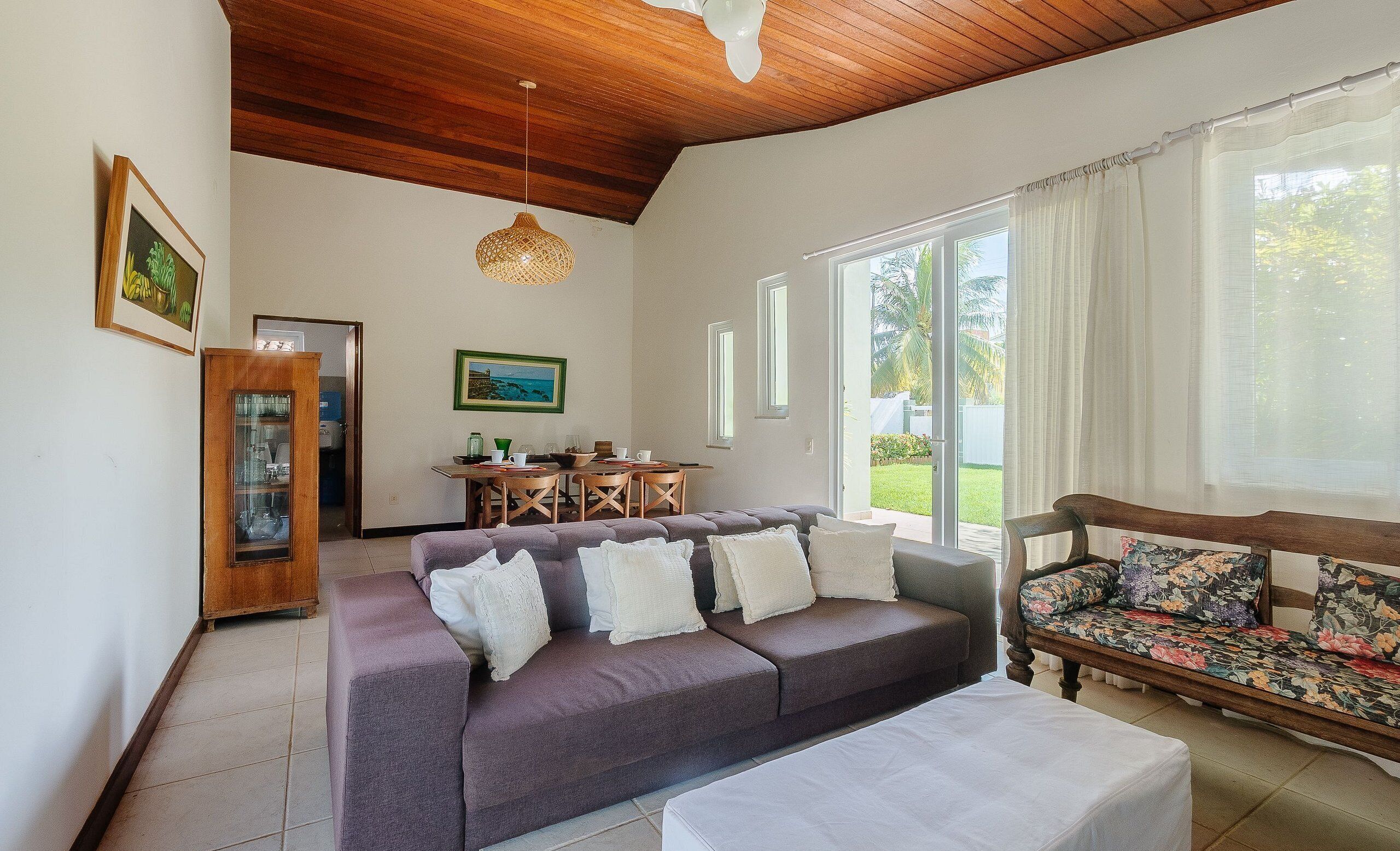 Eenvoudige villa | Woonruimte | Een 32-inch smart-tv met digitale zenders