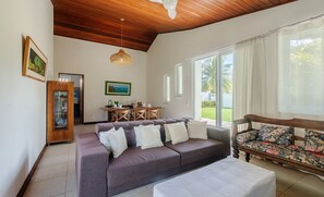 Basic Villa | Living area | 32-inch Smart TV with digital channels - House in Costa do Sol in Jacuipe w Pool - Ccl0004 (Camaçari)