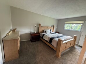 4 bedrooms, iron/ironing board, WiFi, bed sheets
