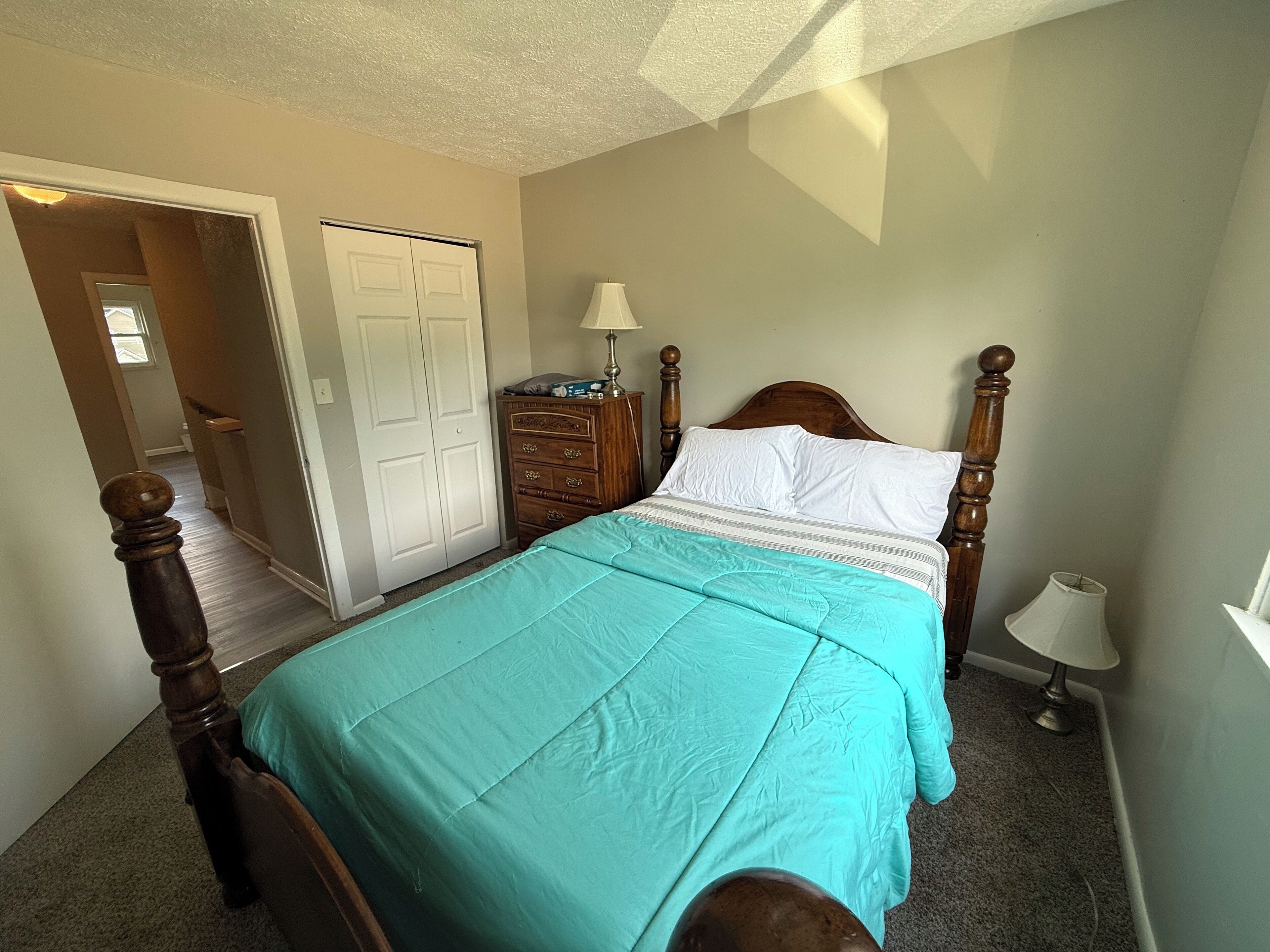 4 habitaciones, tabla de planchar con plancha, wifi y ropa de cama 