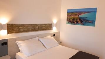 1 camera, una scrivania, Wi-Fi, lenzuola