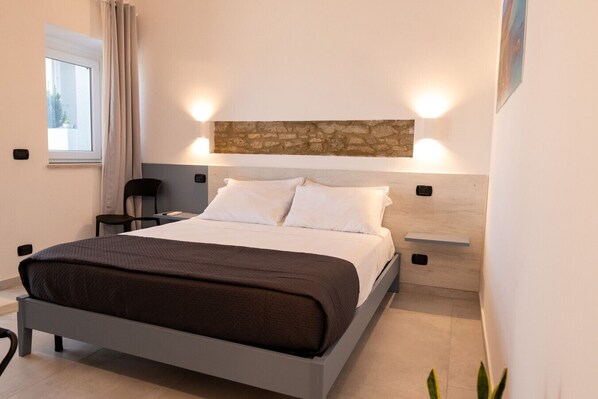 1 bedroom, desk, WiFi, bed sheets