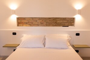 1 bedroom, desk, WiFi, bed sheets