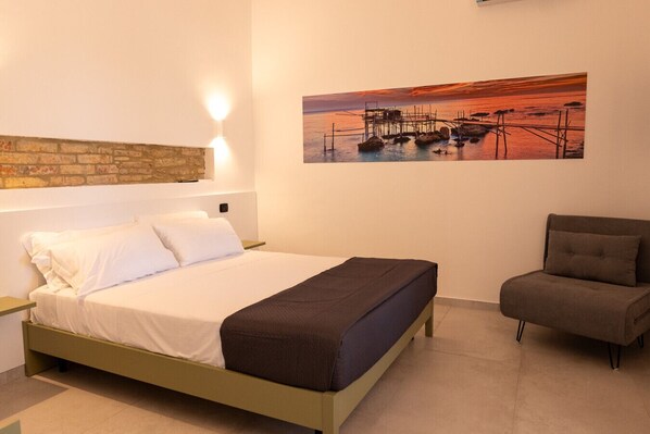 1 bedroom, desk, WiFi, bed sheets