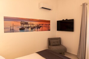 1 bedroom, desk, WiFi, bed sheets