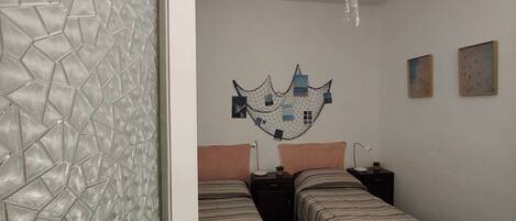 3 soveværelser, skrivebord, strygejern/strygebræt, sengetøj