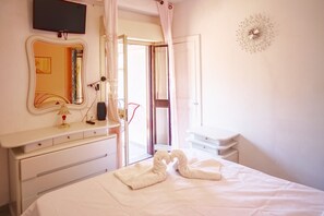1 bedroom, free WiFi - House in the mountains near the sea (Itala)