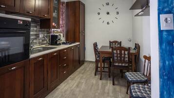 Mikrowelle, Wasserkocher mit Kaffee-/Teezubehör