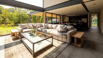 Villa exclusiva, vista a la montaña | Área de sala de estar | Televisión de pantalla plana de 50 pulgadas con canales por cable