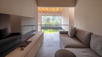 Villa exclusiva, vista a la montaña | Área de sala de estar | Televisión de pantalla plana de 50 pulgadas con canales por cable