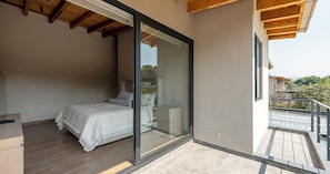 Exclusive Villa, Mountain View | Laptop workspace, blackout drapes, free WiFi, bed sheets